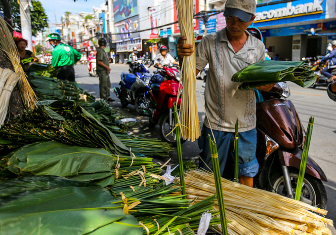 Người Sài Gòn thức đêm nấu bánh chưng khắp các con hẻm
