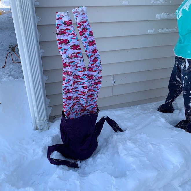 Lạc quan như người Mỹ: Thi nhau đông cứng quần jeans, nấu mì bay trong đợt giá rét kỷ lục