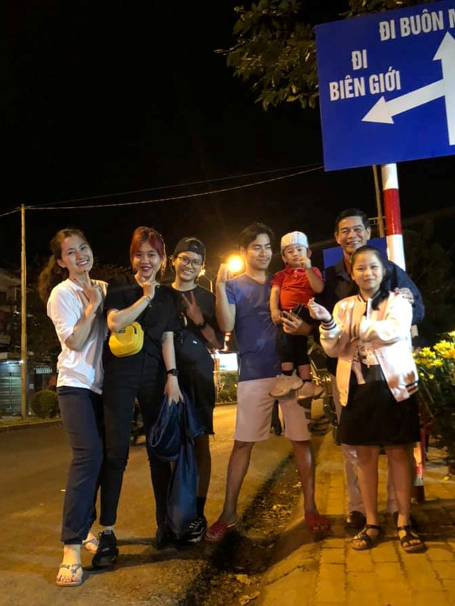 Sao Việt kết thúc show diễn cuối năm, về nhà đón Tết cùng gia đình