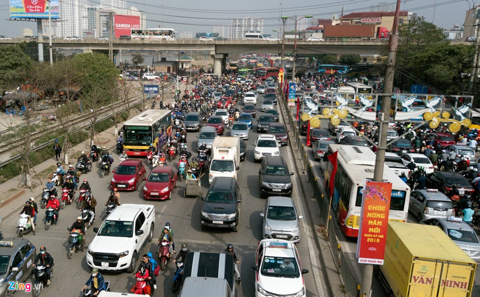 Dòng người về quê ăn Tết khiến cửa ngõ thủ đô Hà Nội ùn ứ