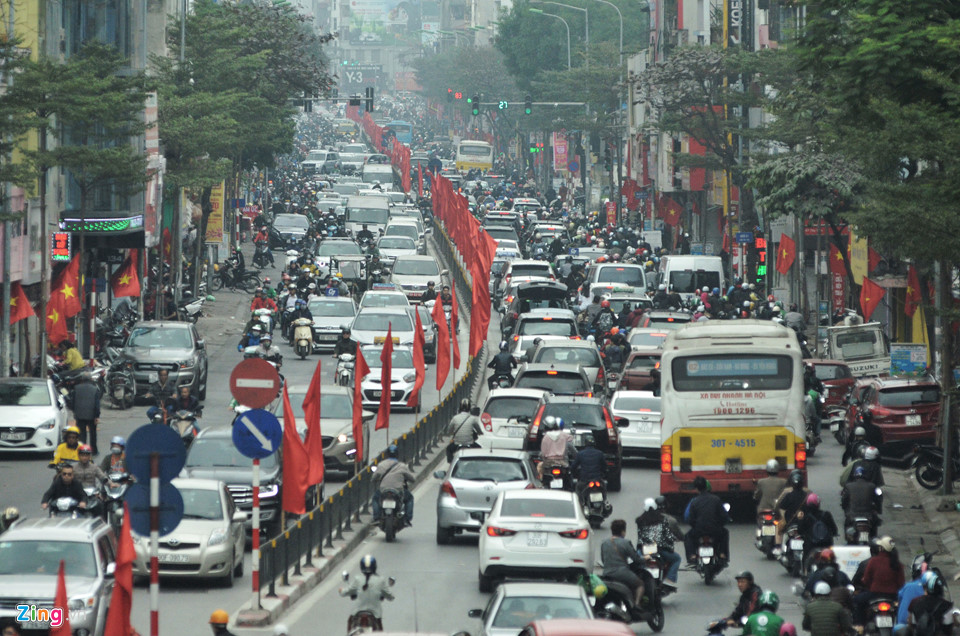 Dòng người về quê ăn Tết khiến cửa ngõ thủ đô Hà Nội ùn ứ