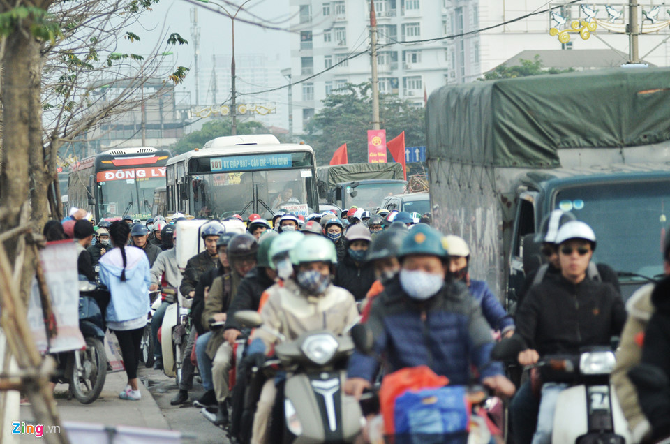 Dòng người về quê ăn Tết khiến cửa ngõ thủ đô Hà Nội ùn ứ