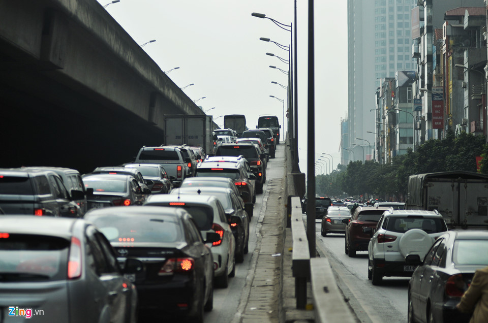 Dòng người về quê ăn Tết khiến cửa ngõ thủ đô Hà Nội ùn ứ