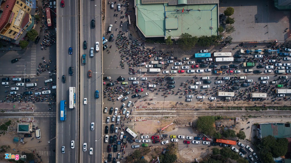 Dòng người về quê ăn Tết khiến cửa ngõ thủ đô Hà Nội ùn ứ