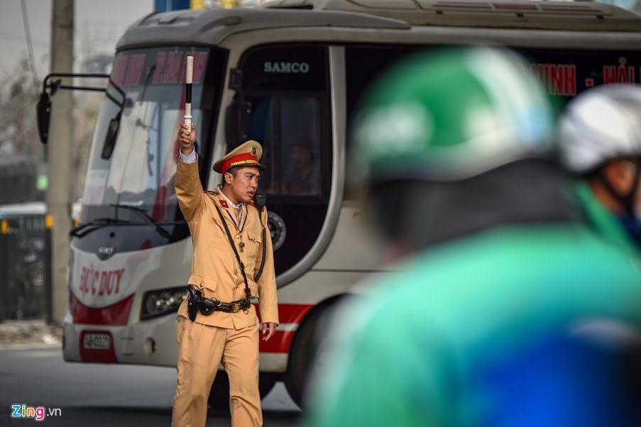 Dòng người về quê ăn Tết khiến cửa ngõ thủ đô Hà Nội ùn ứ