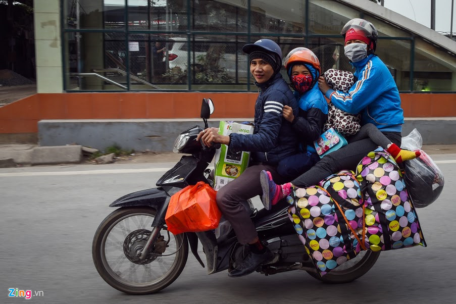 Dòng người về quê ăn Tết khiến cửa ngõ thủ đô Hà Nội ùn ứ