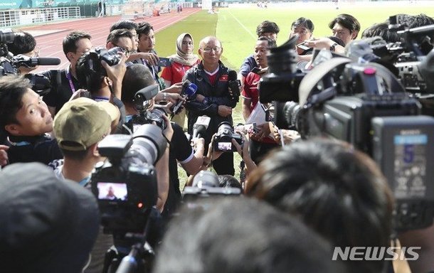 HLV Park Hang Seo: Phía sau hào quang gây bão