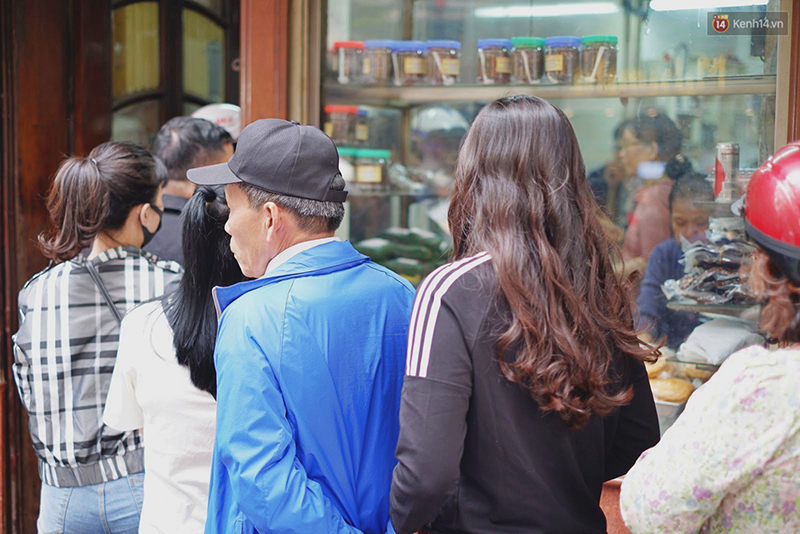 Người Hà Nội xếp hàng cả tiếng chờ mua bánh chưng, giò chả tại cửa hàng có tiếng chiều 29 Tết