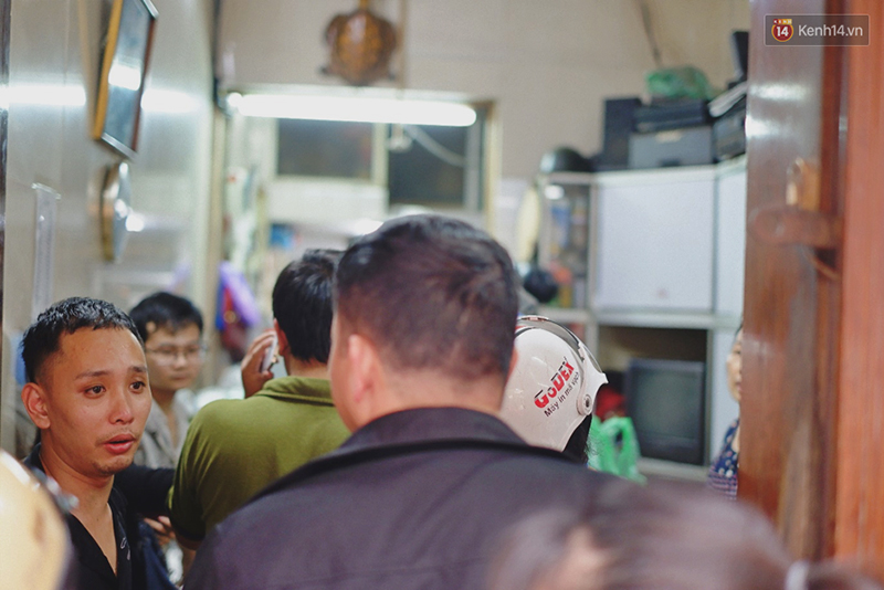 Người Hà Nội xếp hàng cả tiếng chờ mua bánh chưng, giò chả tại cửa hàng có tiếng chiều 29 Tết