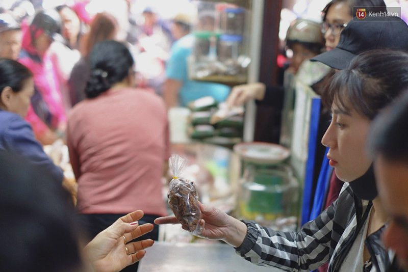 Người Hà Nội xếp hàng cả tiếng chờ mua bánh chưng, giò chả tại cửa hàng có tiếng chiều 29 Tết