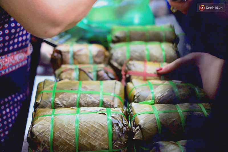 Người Hà Nội xếp hàng cả tiếng chờ mua bánh chưng, giò chả tại cửa hàng có tiếng chiều 29 Tết