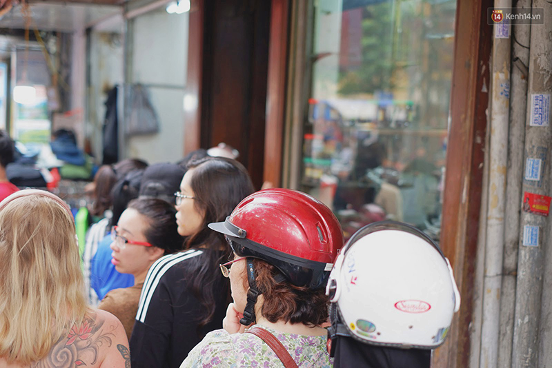 Người Hà Nội xếp hàng cả tiếng chờ mua bánh chưng, giò chả tại cửa hàng có tiếng chiều 29 Tết