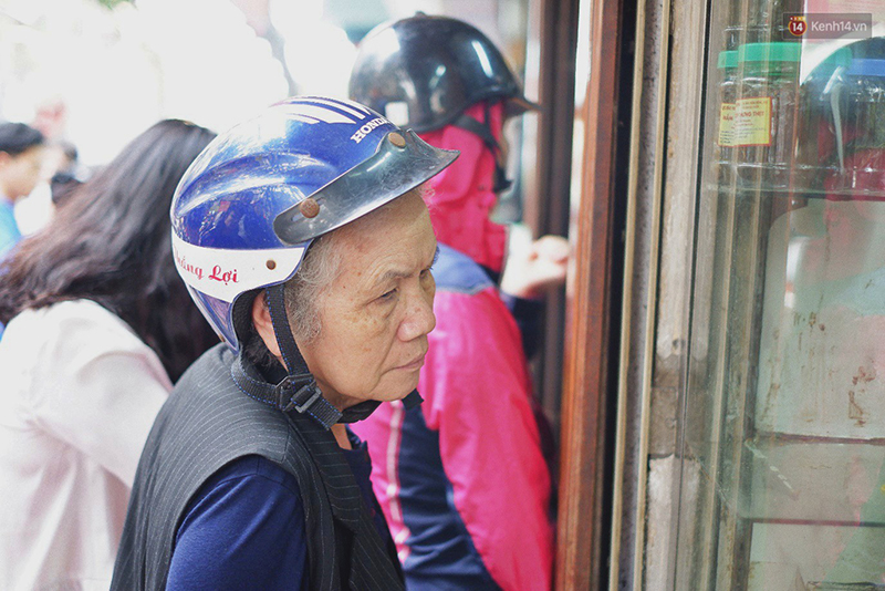 Người Hà Nội xếp hàng cả tiếng chờ mua bánh chưng, giò chả tại cửa hàng có tiếng chiều 29 Tết