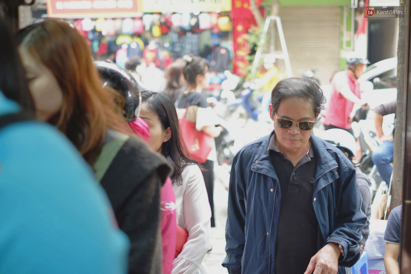 Người Hà Nội xếp hàng cả tiếng chờ mua bánh chưng, giò chả tại cửa hàng có tiếng chiều 29 Tết