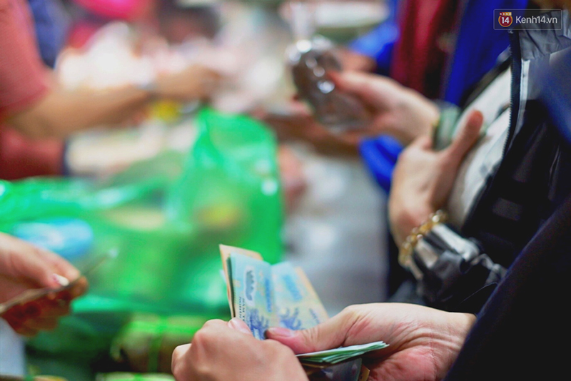 Người Hà Nội xếp hàng cả tiếng chờ mua bánh chưng, giò chả tại cửa hàng có tiếng chiều 29 Tết