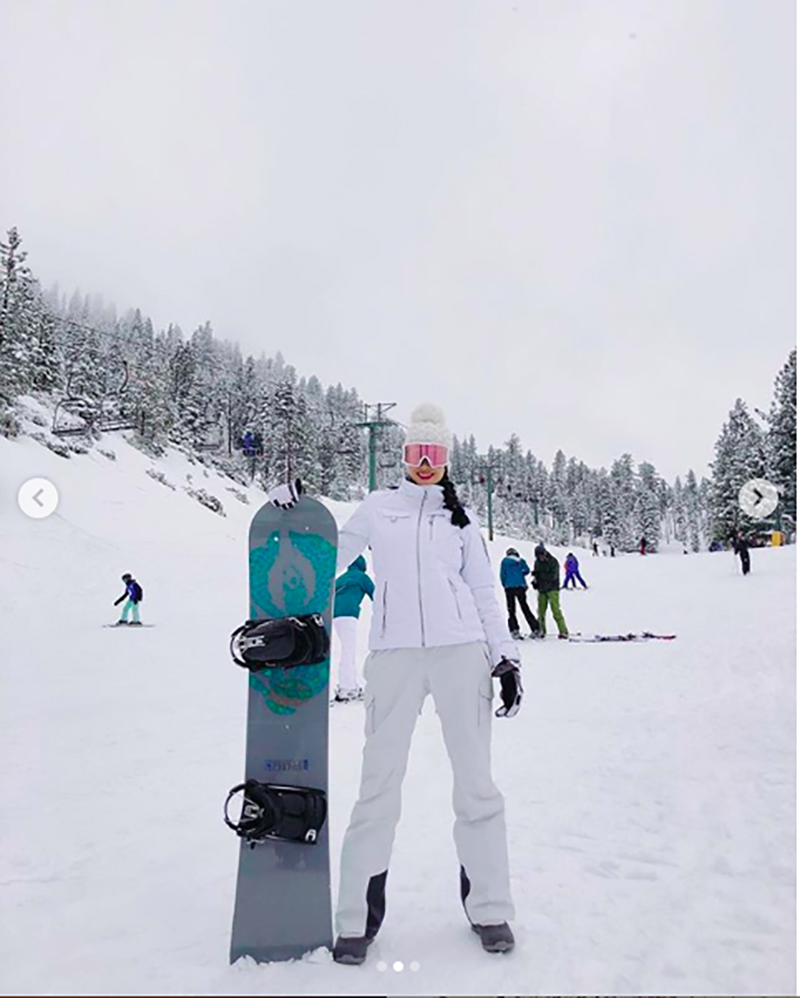 Đi trượt tuyết đón Tết xa nhà, Phạm Hương lại bị soi bệnh tuyến giáp