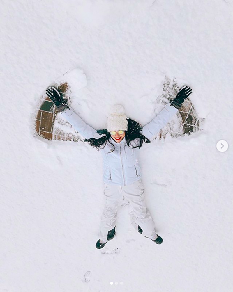 Đi trượt tuyết đón Tết xa nhà, Phạm Hương lại bị soi bệnh tuyến giáp