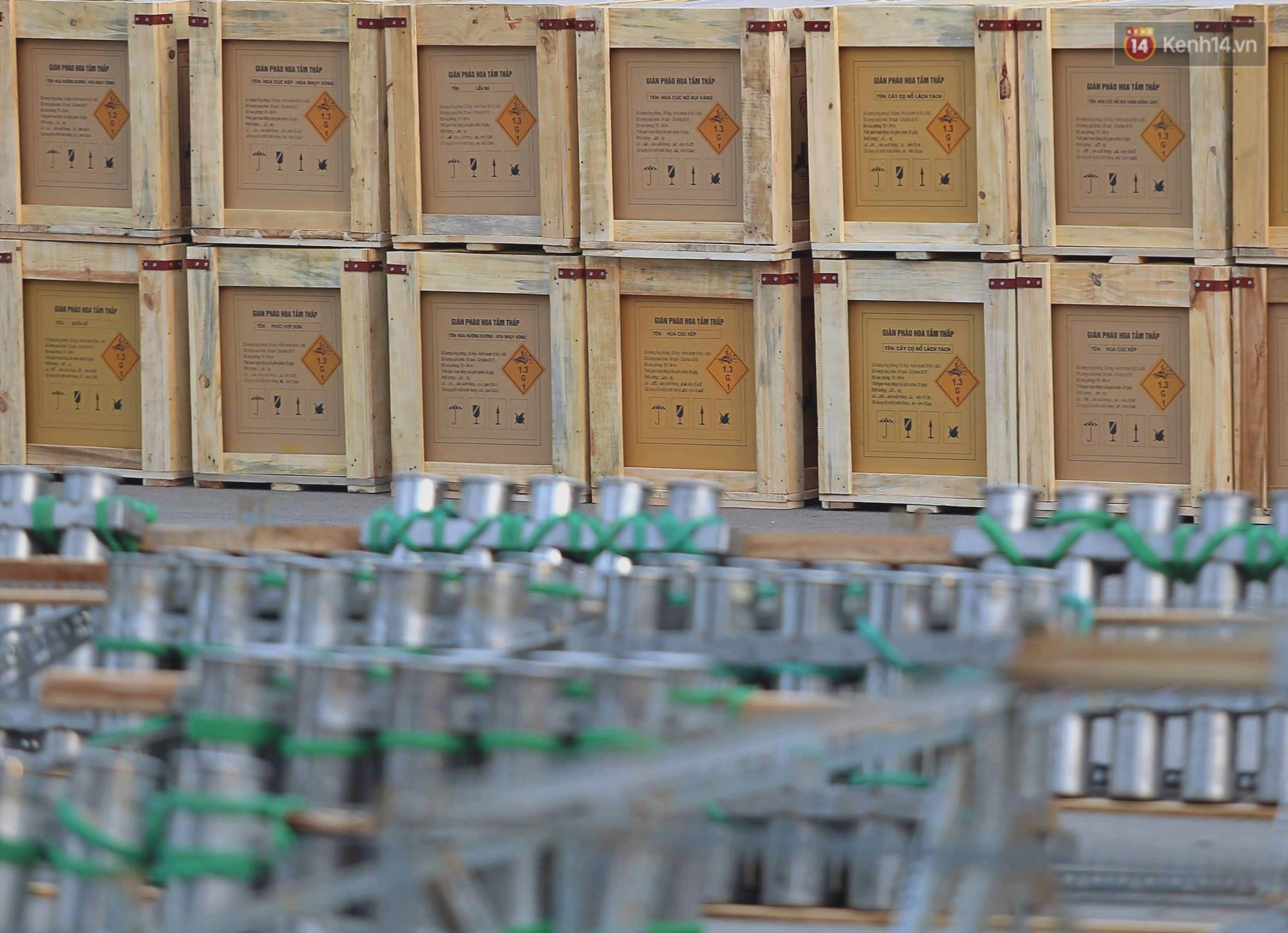 Hà Nội: Trận địa pháo hoa tại Hồ Tây đang tất bật chuẩn bị để chờ đón phút giây giao thừa