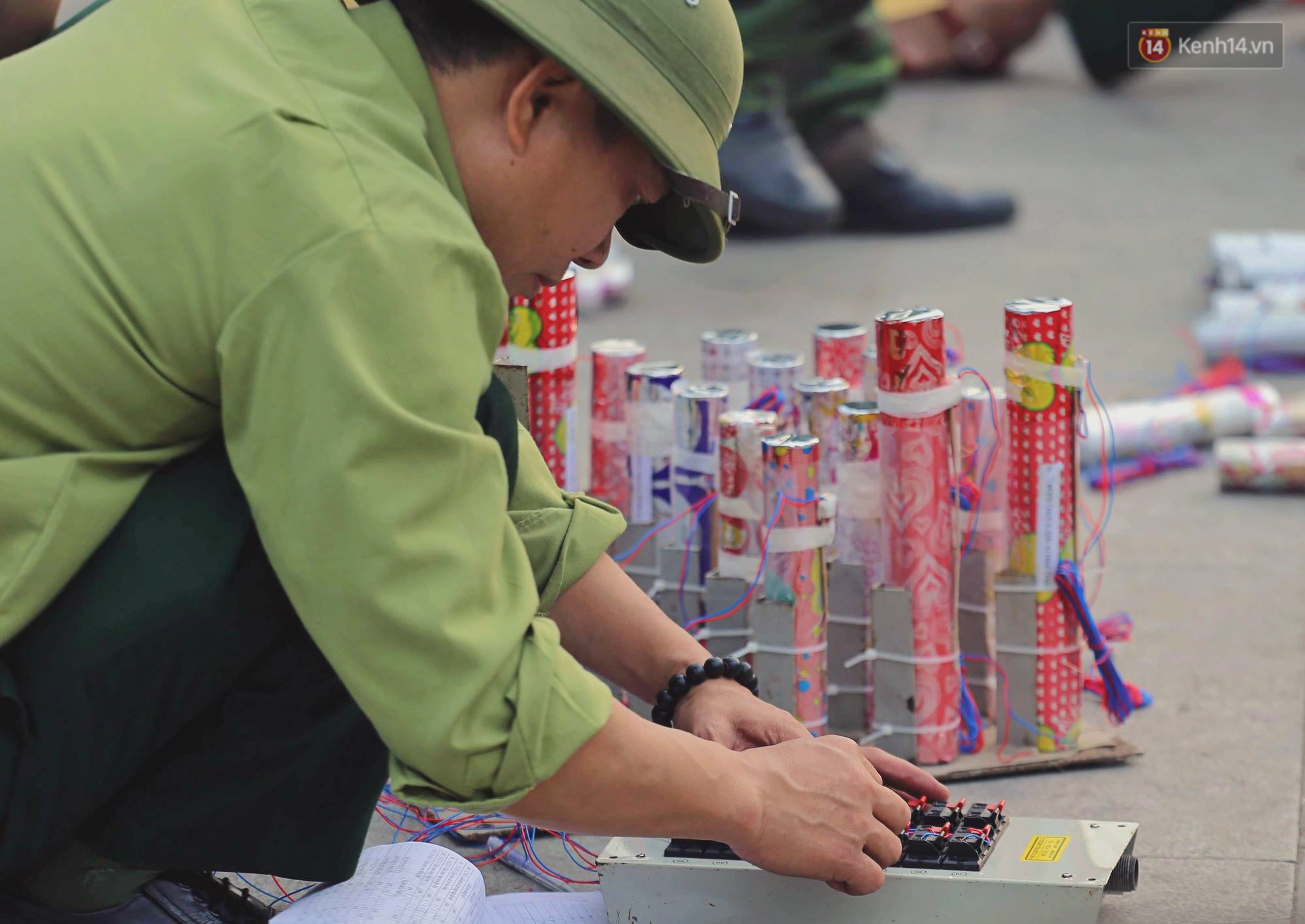 Hà Nội: Trận địa pháo hoa tại Hồ Tây đang tất bật chuẩn bị để chờ đón phút giây giao thừa Hà Nội: Trận địa pháo hoa tại Hồ Tây đang tất bật chuẩn bị để chờ đón phút giây giao thừa