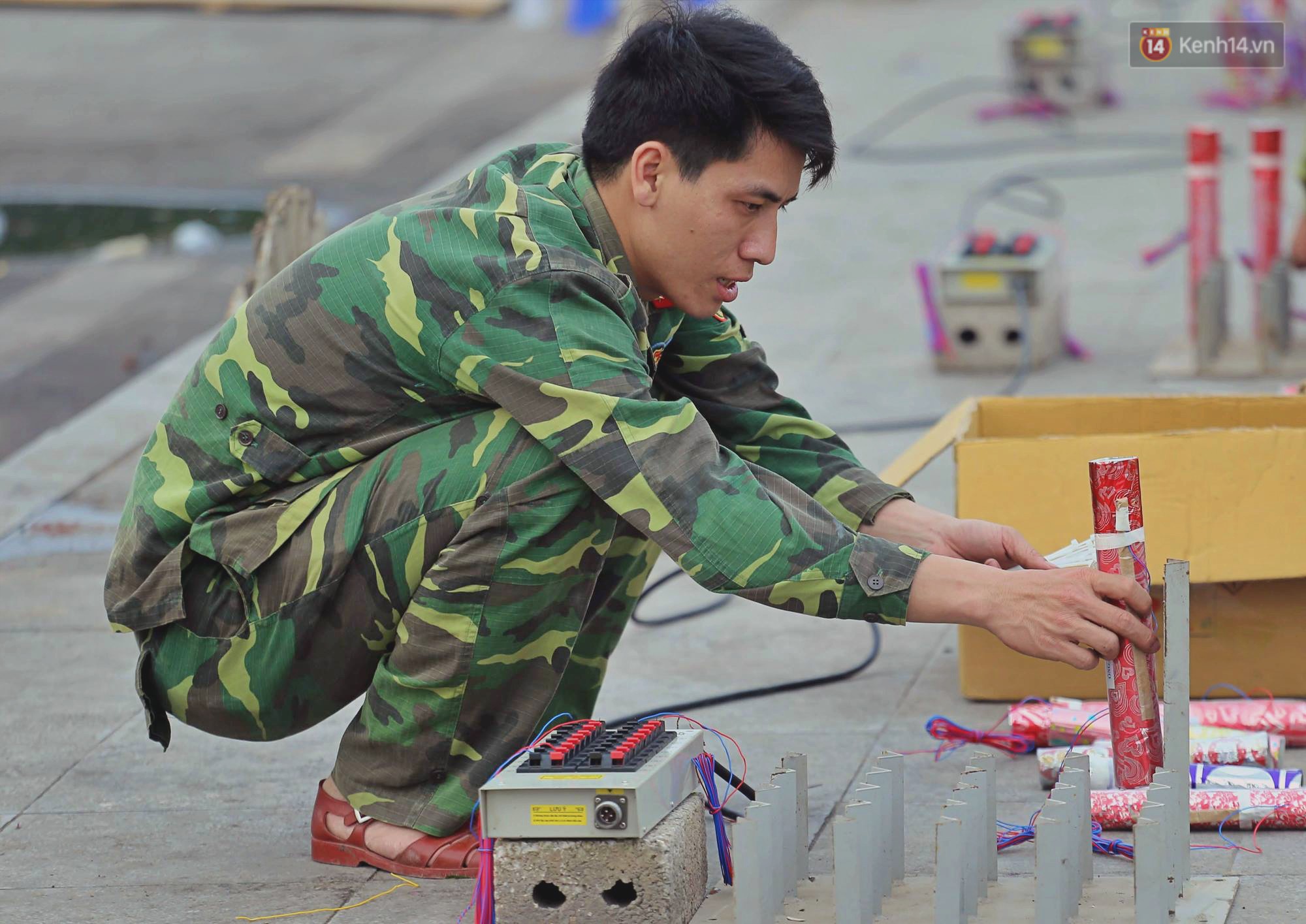 Hà Nội: Trận địa pháo hoa tại Hồ Tây đang tất bật chuẩn bị để chờ đón phút giây giao thừa