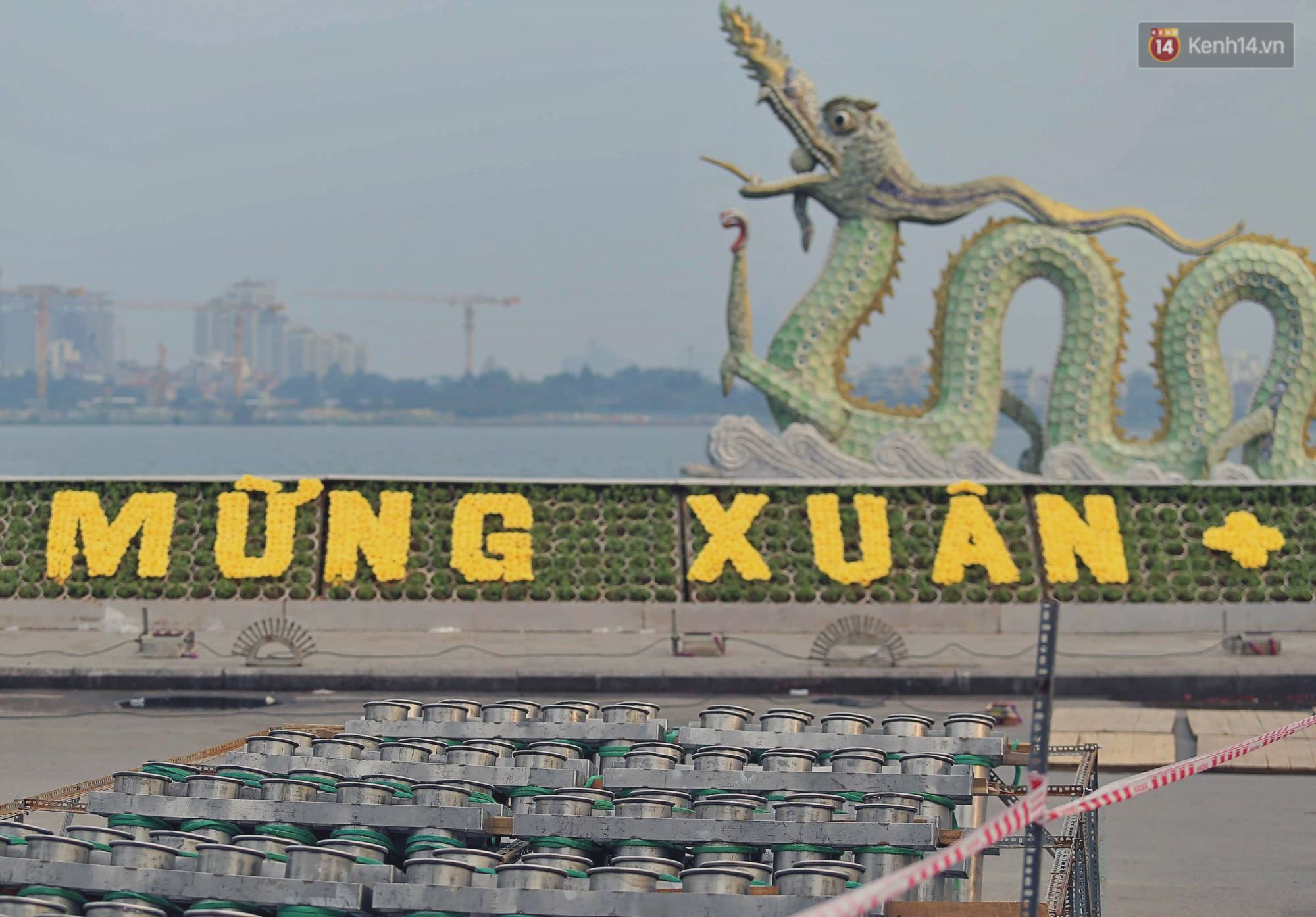 Hà Nội: Trận địa pháo hoa tại Hồ Tây đang tất bật chuẩn bị để chờ đón phút giây giao thừa