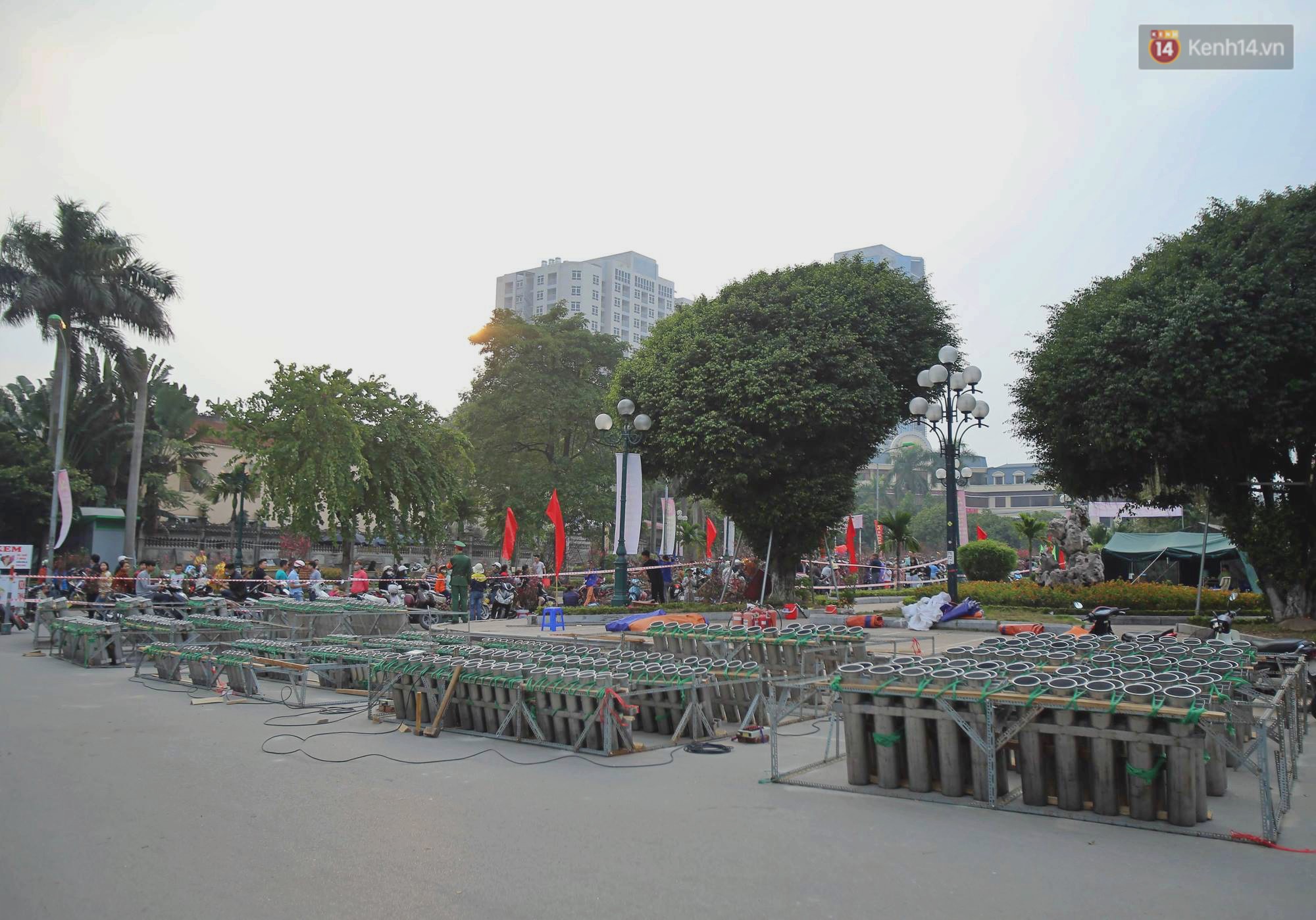 Hà Nội: Trận địa pháo hoa tại Hồ Tây đang tất bật chuẩn bị để chờ đón phút giây giao thừa