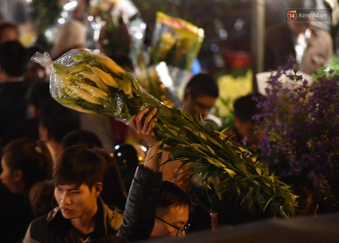 Người dân chen chúc đi mua hoa tại chợ Quảng An, giao thông qua chợ ùn tắc kéo dài Người dân chen chúc đi mua hoa tại chợ Quảng An, giao thông qua chợ ùn tắc kéo dài