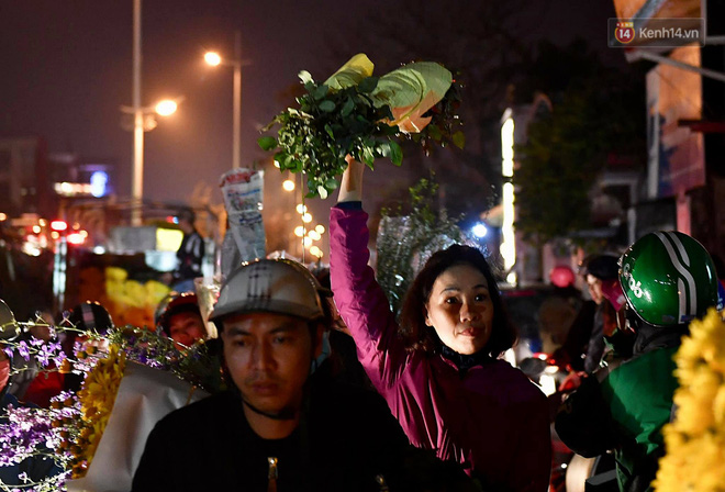 Người dân chen chúc đi mua hoa tại chợ Quảng An, giao thông qua chợ ùn tắc kéo dài