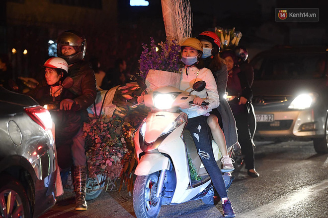 Người dân chen chúc đi mua hoa tại chợ Quảng An, giao thông qua chợ ùn tắc kéo dài Người dân chen chúc đi mua hoa tại chợ Quảng An, giao thông qua chợ ùn tắc kéo dài