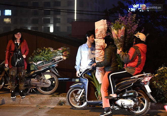 Người dân chen chúc đi mua hoa tại chợ Quảng An, giao thông qua chợ ùn tắc kéo dài