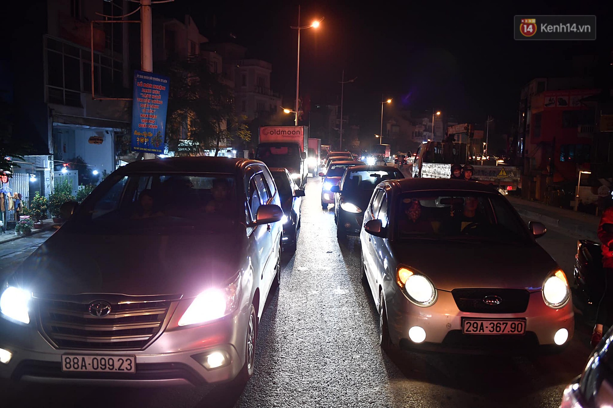 Người dân chen chúc đi mua hoa tại chợ Quảng An, giao thông qua chợ ùn tắc kéo dài