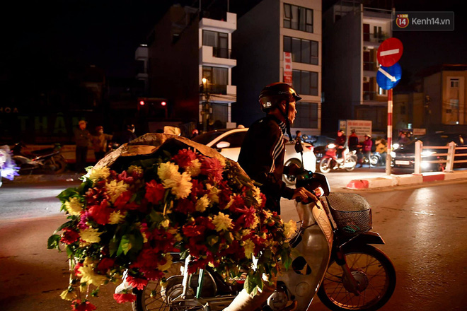 Người dân chen chúc đi mua hoa tại chợ Quảng An, giao thông qua chợ ùn tắc kéo dài Người dân chen chúc đi mua hoa tại chợ Quảng An, giao thông qua chợ ùn tắc kéo dài