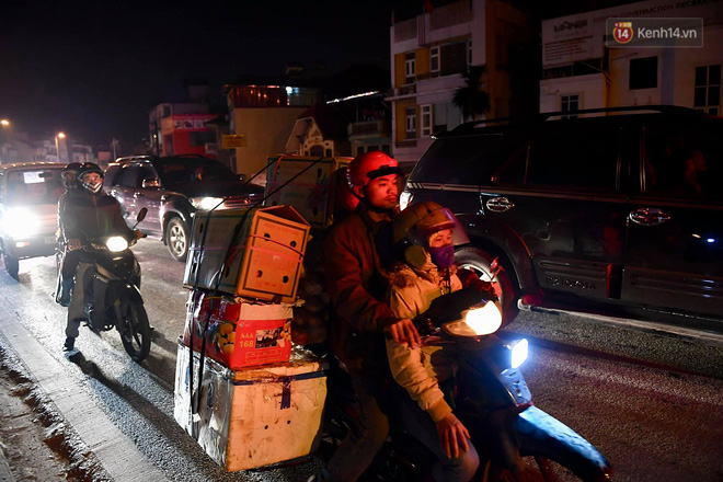 Người dân chen chúc đi mua hoa tại chợ Quảng An, giao thông qua chợ ùn tắc kéo dài Người dân chen chúc đi mua hoa tại chợ Quảng An, giao thông qua chợ ùn tắc kéo dài