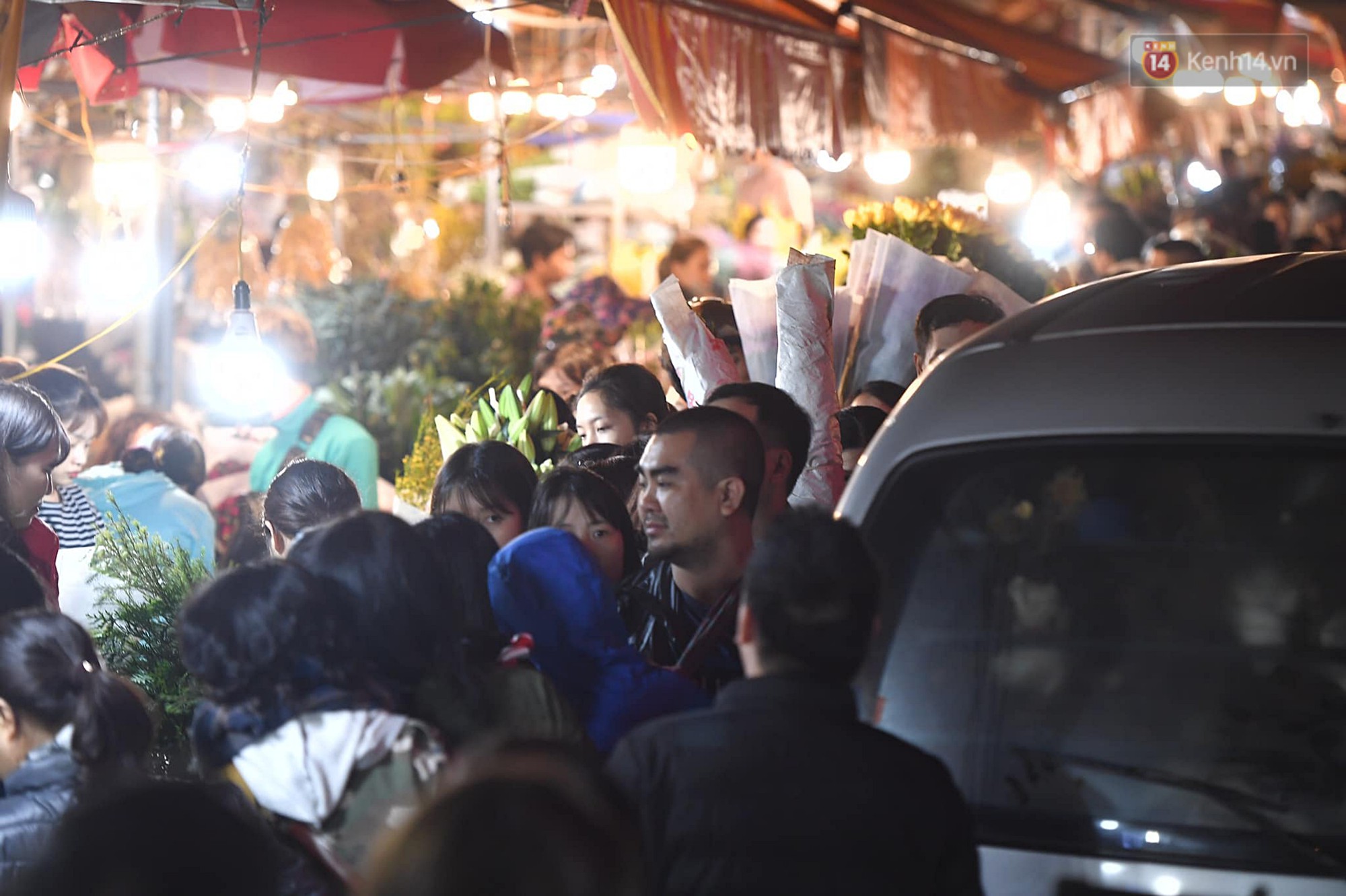Người dân chen chúc đi mua hoa tại chợ Quảng An, giao thông qua chợ ùn tắc kéo dài