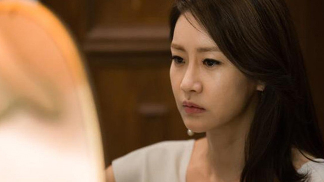 Nỗi đau khi bắt gặp tin nhắn lạ trên điện thoại của chồng