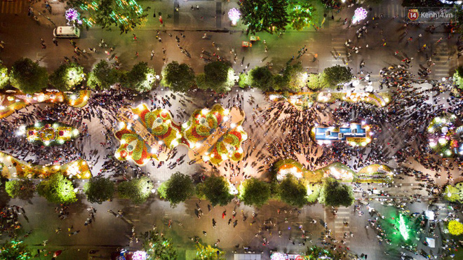 Đường hoa Nguyễn Huệ rực rỡ trong đêm khai mạc, hàng ngàn người chen nhau vào du xuân