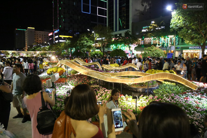 Đường hoa Nguyễn Huệ rực rỡ trong đêm khai mạc, hàng ngàn người chen nhau vào du xuân