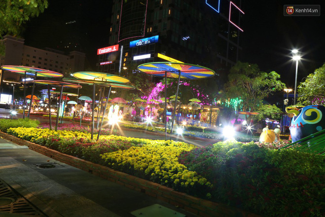 Đường hoa Nguyễn Huệ rực rỡ trong đêm khai mạc, hàng ngàn người chen nhau vào du xuân