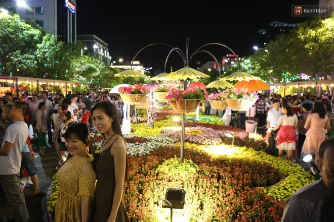 Đường hoa Nguyễn Huệ rực rỡ trong đêm khai mạc, hàng ngàn người chen nhau vào du xuân