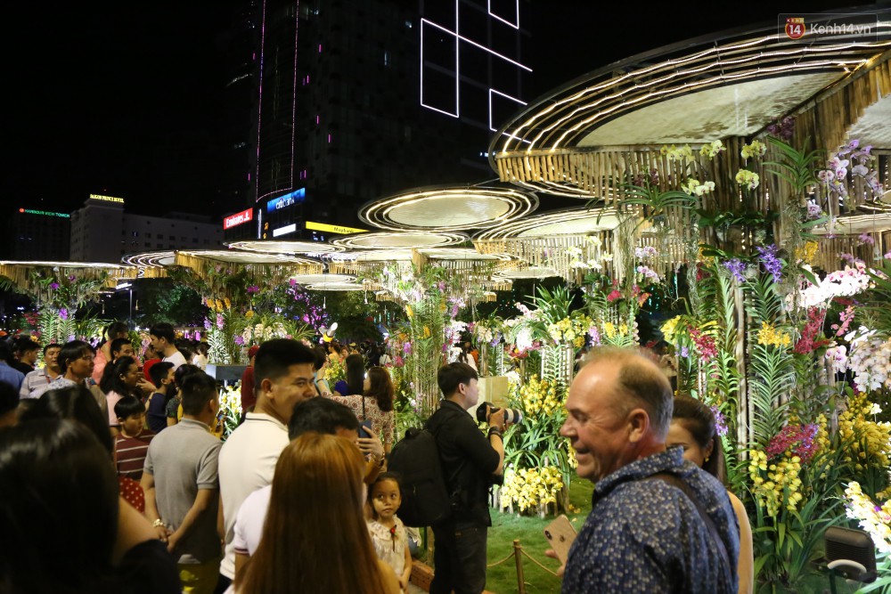 Đường hoa Nguyễn Huệ rực rỡ trong đêm khai mạc, hàng ngàn người chen nhau vào du xuân