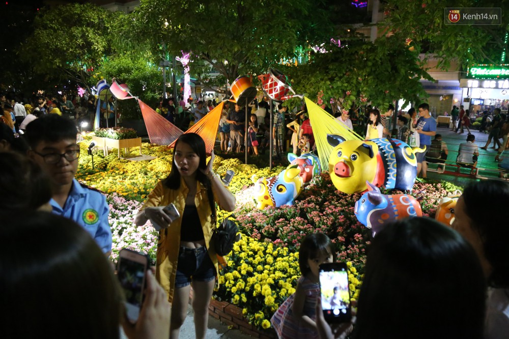 Đường hoa Nguyễn Huệ rực rỡ trong đêm khai mạc, hàng ngàn người chen nhau vào du xuân