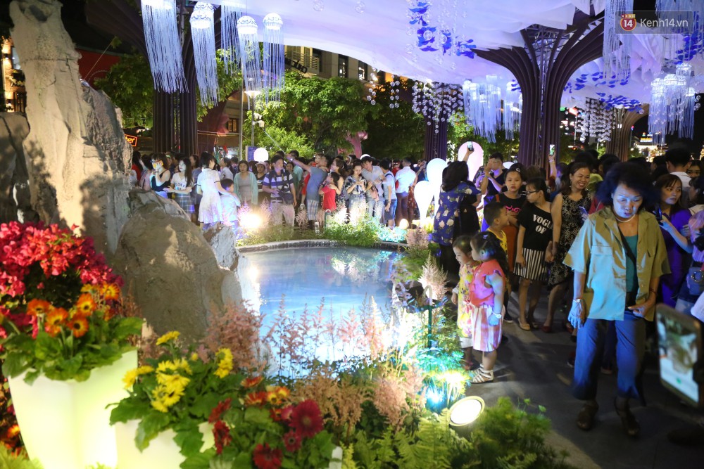 Đường hoa Nguyễn Huệ rực rỡ trong đêm khai mạc, hàng ngàn người chen nhau vào du xuân