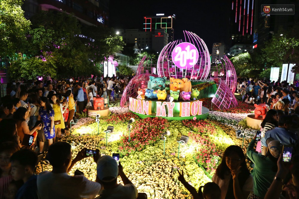 Đường hoa Nguyễn Huệ rực rỡ trong đêm khai mạc, hàng ngàn người chen nhau vào du xuân