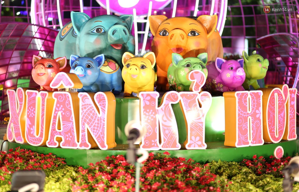 Đường hoa Nguyễn Huệ rực rỡ trong đêm khai mạc, hàng ngàn người chen nhau vào du xuân