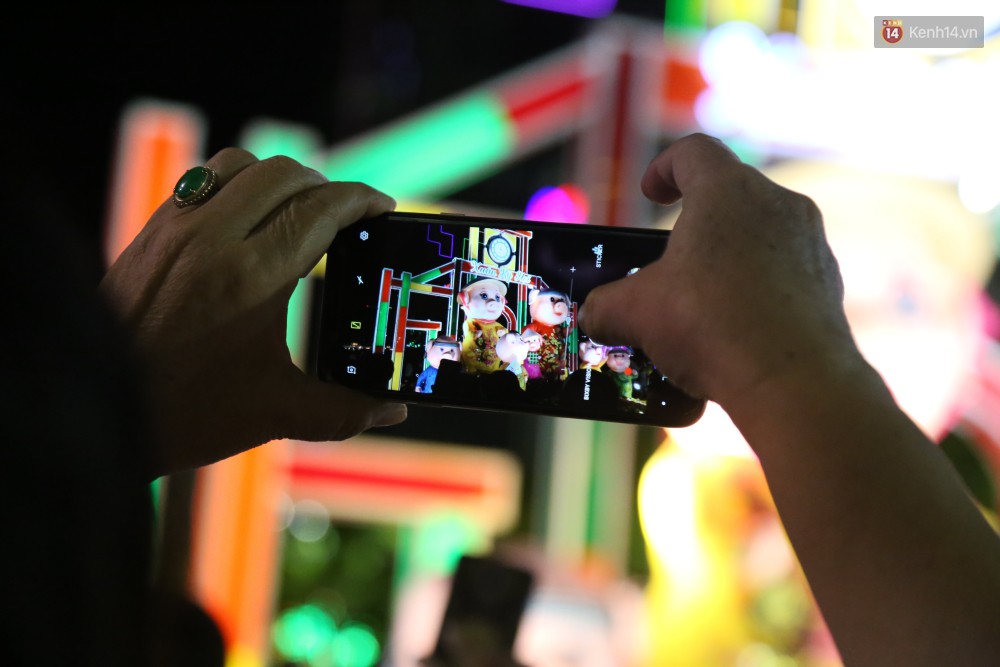 Đường hoa Nguyễn Huệ rực rỡ trong đêm khai mạc, hàng ngàn người chen nhau vào du xuân