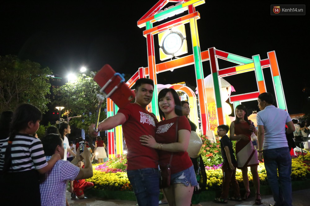 Đường hoa Nguyễn Huệ rực rỡ trong đêm khai mạc, hàng ngàn người chen nhau vào du xuân