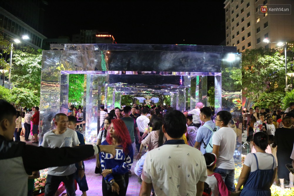 Đường hoa Nguyễn Huệ rực rỡ trong đêm khai mạc, hàng ngàn người chen nhau vào du xuân