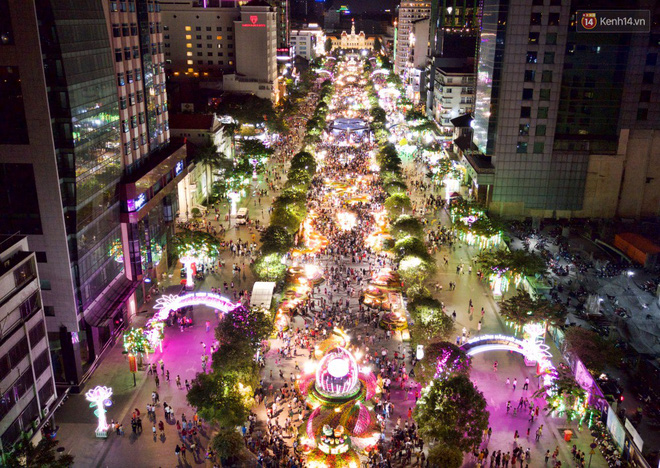 Đường hoa Nguyễn Huệ rực rỡ trong đêm khai mạc, hàng ngàn người chen nhau vào du xuân