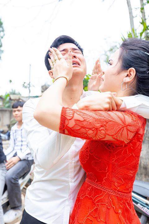 Anh trai bật khóc nức nở trong ngày em gái đi lấy chồng và 4 bức ảnh gây sốt mạng xã hội
