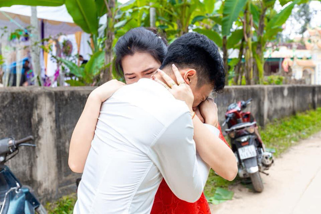 Anh trai bật khóc nức nở trong ngày em gái đi lấy chồng và 4 bức ảnh gây sốt mạng xã hội